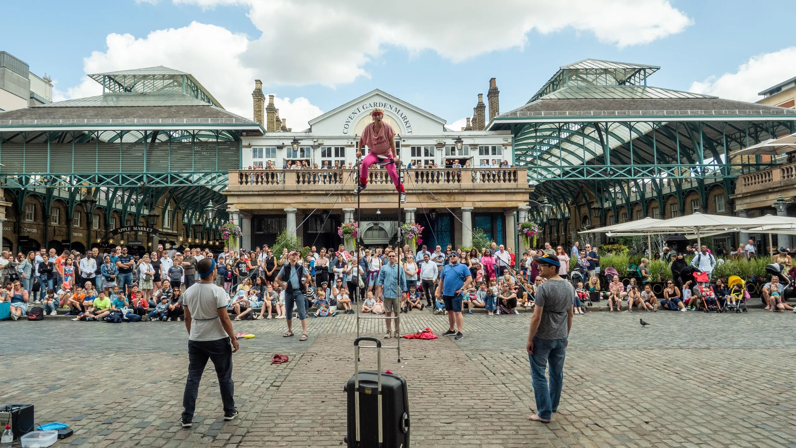 W5Y3A7 Crowds watching a Street entertainer at Covent Garden, London.