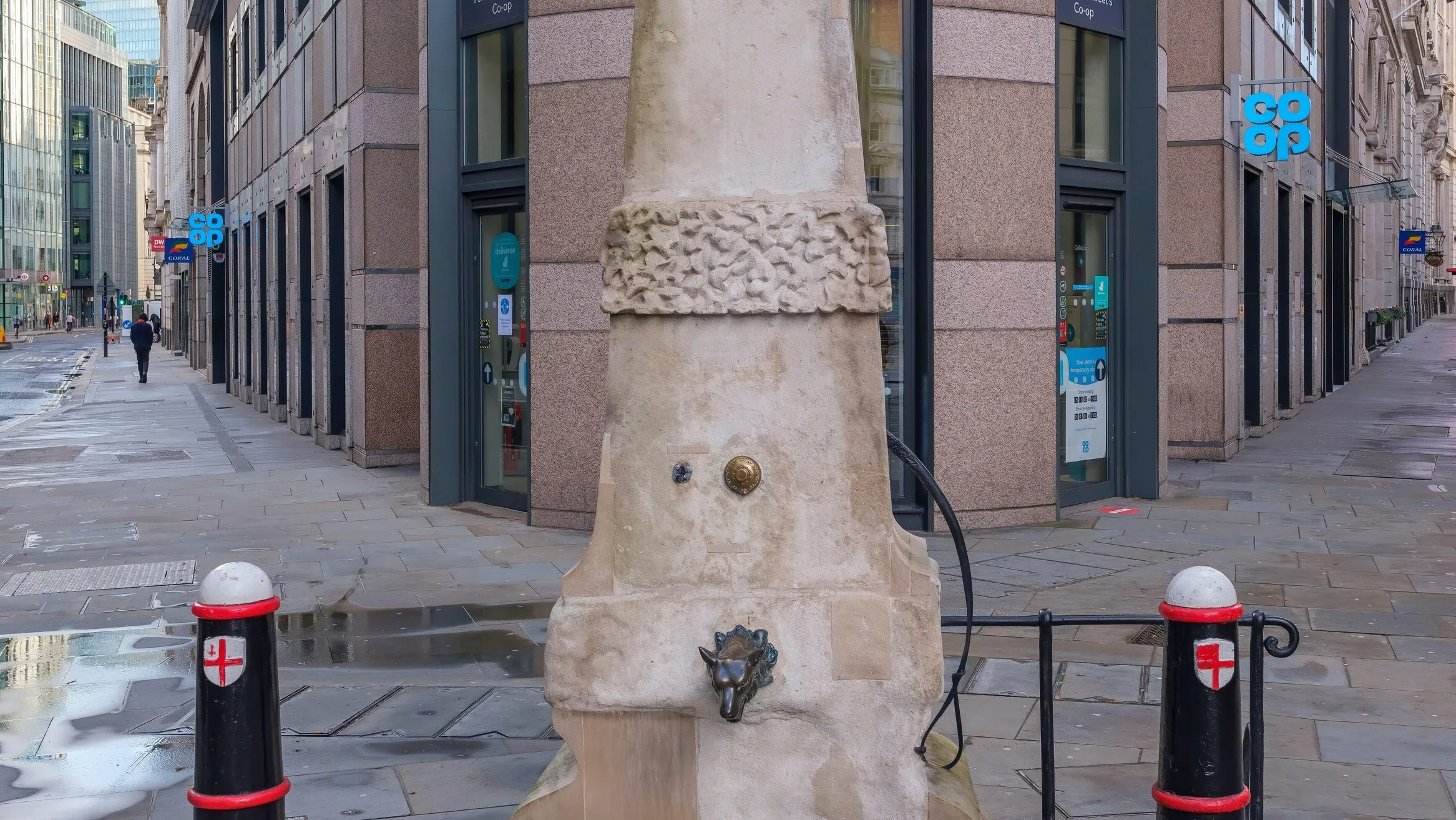 2DYX9G3 Aldgate Pump is a historic water pump in London, located at the junction where Aldgate meets Fenchurch Street and Leadenhall Street.