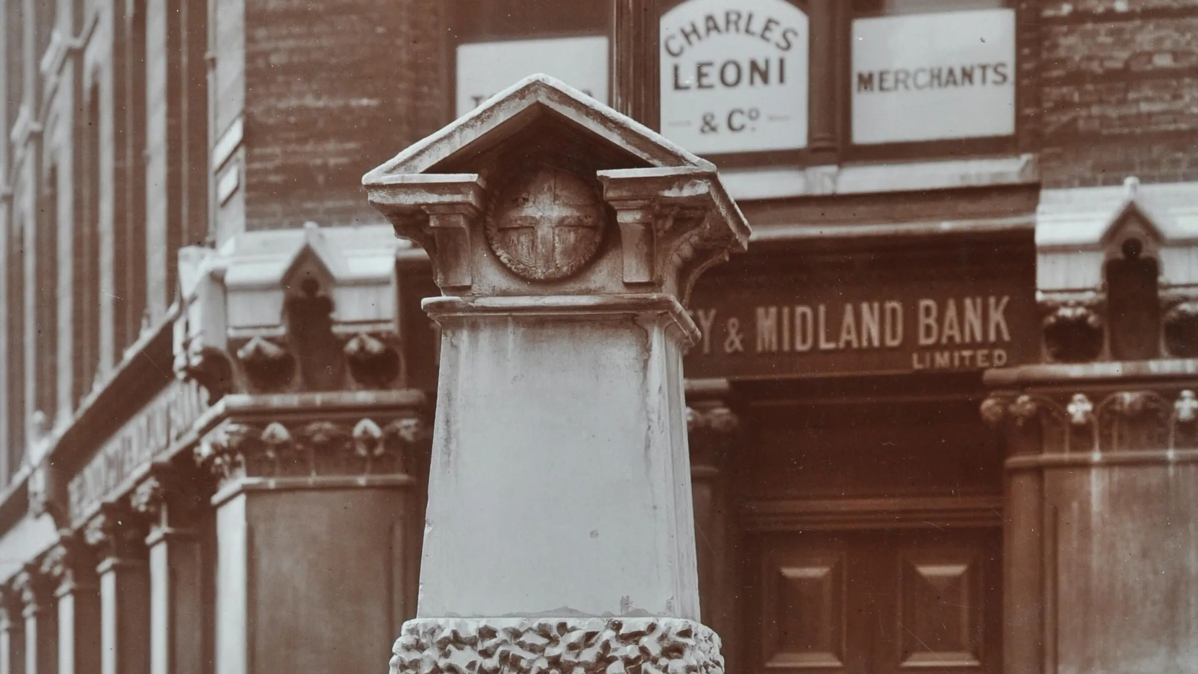 HT223H Children drawing water from the Aldgate pump, London, August 1908. Artist: Unknown.