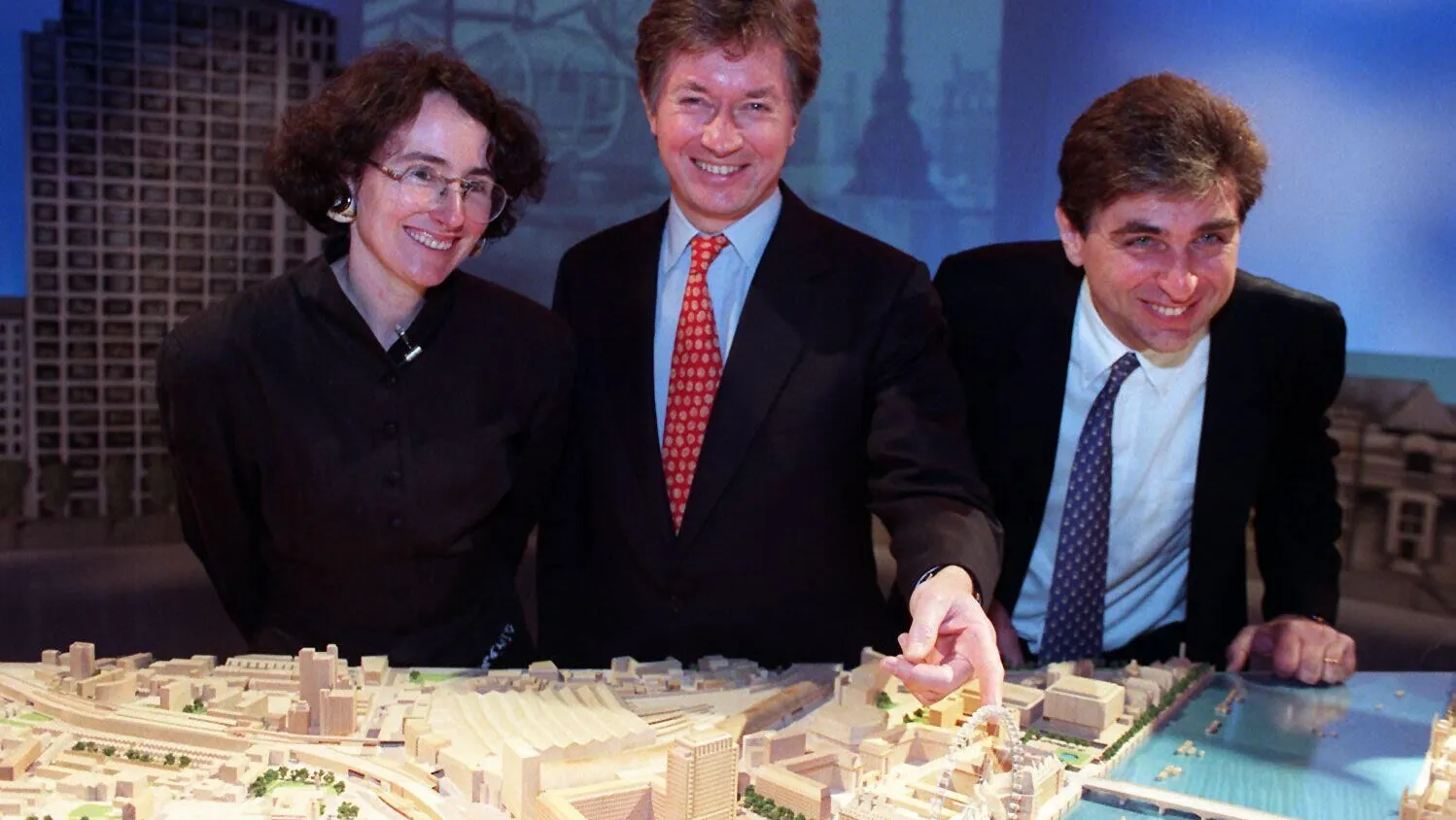 2D2X3N9 Mr Ayling (c) with wheel designers Julia  Barfield and David Marks at a news conference in London today (Wednesday) to respond to comments by fomer conservative minister Lord St John of Fawsley, who told Carlton Television's London Today programme that the wheel was not in the rght place and would  blot out the landscape. Mr Ayling said: I think it is a beautiful structure and will be an immensely popular project.