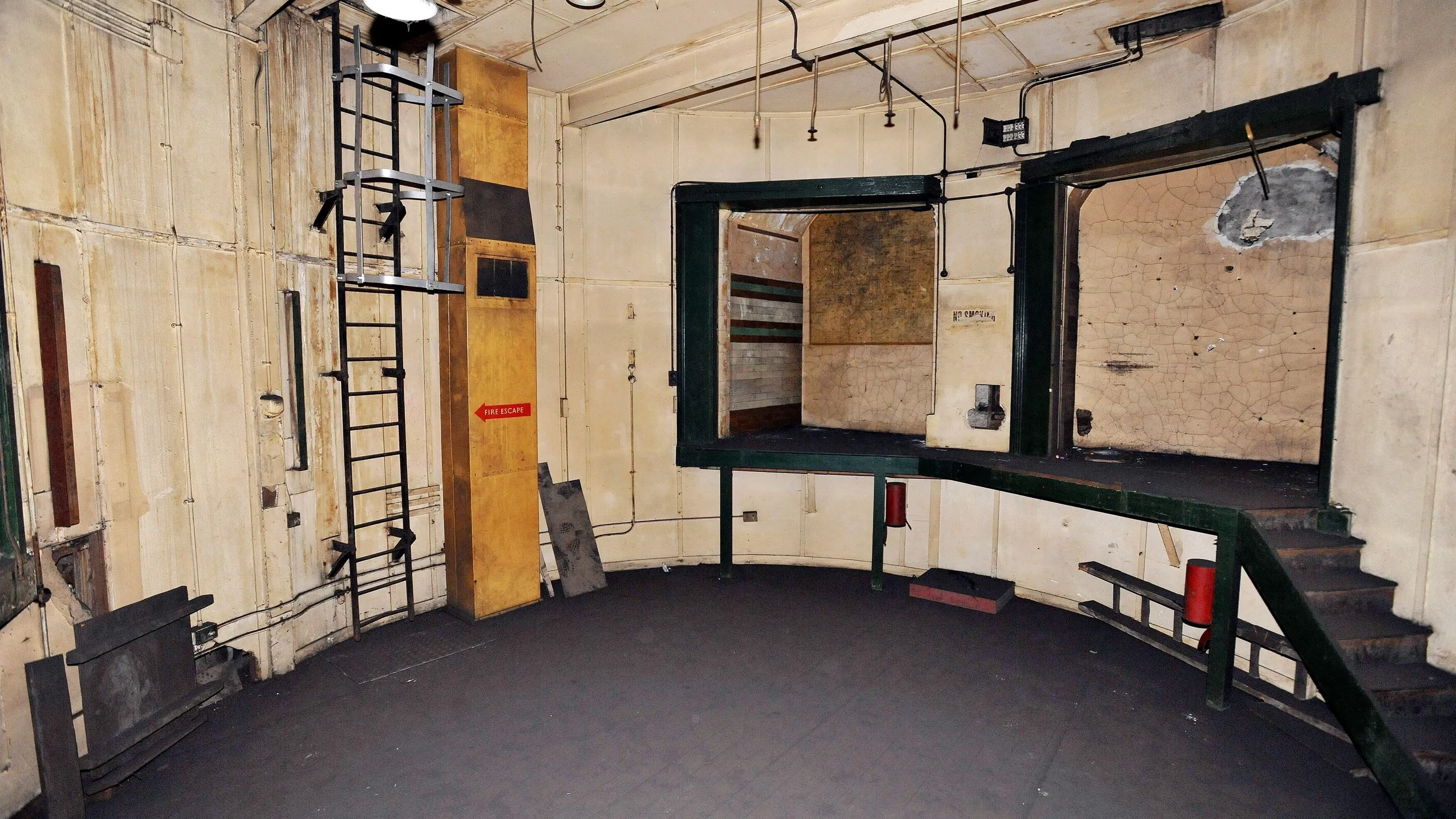 G6A24H Brompton Road tube station sale
