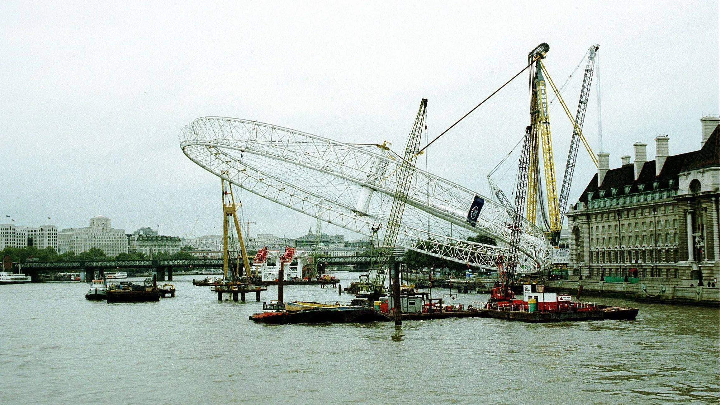 B529G2 THE LONDON EYE MILLENNIUM FERRIS WHEEL October 1999 4pm The giant ferris wheel called The London Eye is lifted above the London