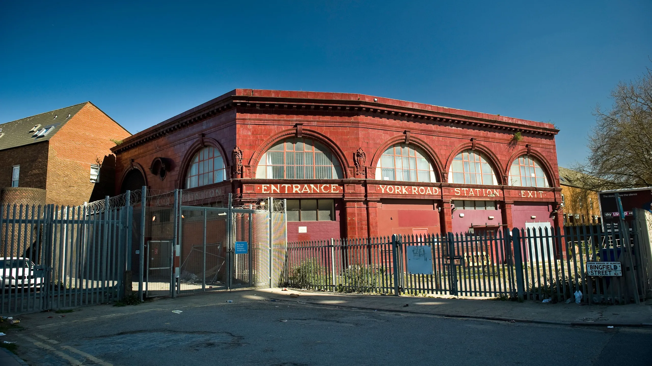 D7DWTB The disused York Road Piccadilly Line London Underground Station on York Way, Kings Cross, London, UK